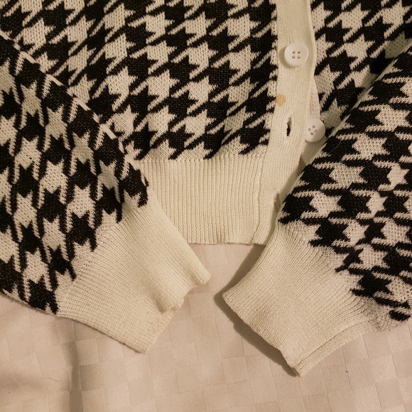 💜 2/$10 Houndstooth cardigan - Picture 3 of 4